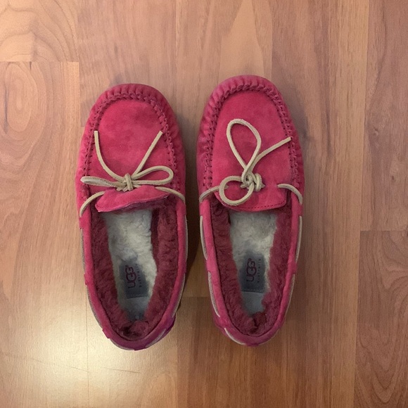 UGG slippers in great condition - Picture 1 of 2